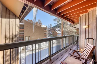 Image de Condo confortable avec balcon privé, piscine partagée et bain à remous - près du golf - chiens Ok!
