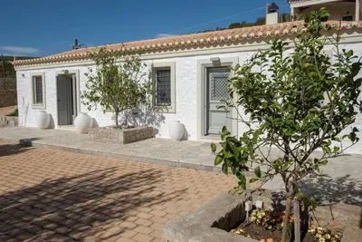 Image de Cette belle maison est à seulement 800 mètres du port pittoresque d'Ermioni.