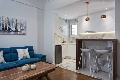 Image de Au pied de Lycabette, dans un quartier calme de Kolonaki se trouve notre appartement de deux chambres.