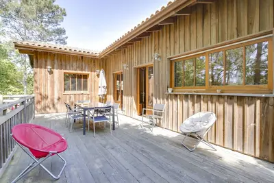 Image de Belle villa en bois 6 personnes avec terrasse et Wi-Fi à Biscarrosse