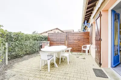 Image de Charmante maison T2 avec mezzanine, terrasse et parking, à 350m de la plage – idéal pour 4 personnes