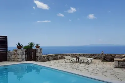 Image de Villa Phoebe à Stoupa, quartier très calme, piscine privée, vues spectaculaires sur la mer.