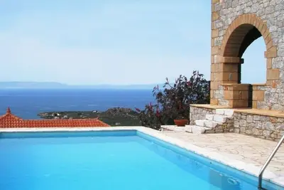 Image de Villa Ialeira à Stoupa, piscine privée, vues spectaculaires sur la mer, quartier très calme.