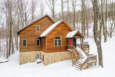 Image de Retraite de montagne magnifique! Animaux acceptés! Jacuzzi! Foyer! Salle de jeux! 13 couchages