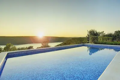 Image de Villa avec piscine, à seulement 1 km de la plage; vue fantastique