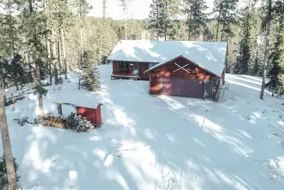 Image de Cabine confortable près des sentiers de Vtt / motoneige avec baby-foot, bain à remous et cheminée!