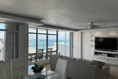 Image de Vues éternelles de cet élégant condo du 18e étage en bord de mer