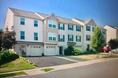Image de Maison de ville de 3 chambres, Ă 7 miles de Penn State