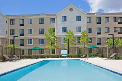 Image de Suite avec accès à la piscine, navette gratuite, petit-déjeuner buffet + centre d'affaires 24h / 24