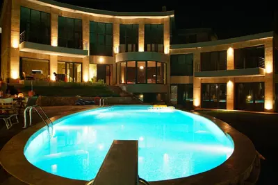 Image de château en bord de mer - villas privées en pierre avec piscine