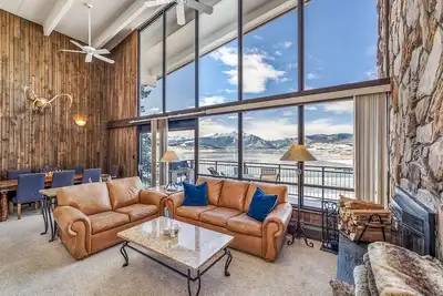 Image de 4 King Suites, vues Wow. Spa complexe. Près des restaurants, supermarché, magasins. Conduite facile vers les pentes