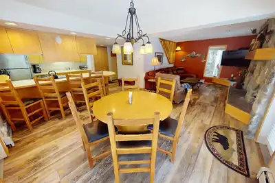 Image de Unité d'extrémité sur la rivière. 2 bains à remous complexes, piscine extérieure chauffée. Accès facile aux centres de villégiature, restaurants, magasins