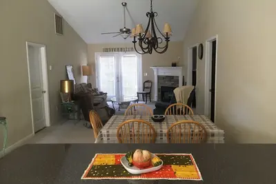 Image de Une nuit de sommeil paisible dans un charmant condo près de bons restaurants!