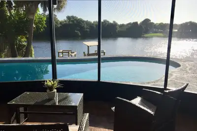 Image de Le pool house relaxant parfait sur le lac. Privé et situé au centre.