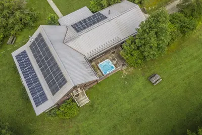 Image de Solaire alimenté avec une grande pièce encadrée de bois massif