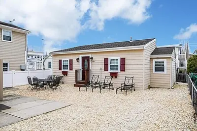Image de 2 Br Lazy River Seaside Park Cottage, à un pâté de maisons de la plage de Seaside Park!