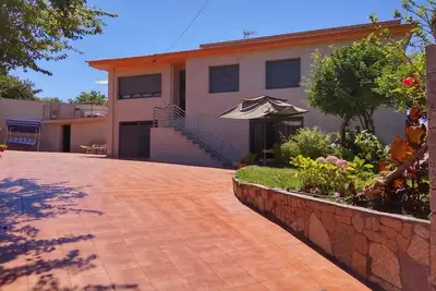 Image de maison nigran avec piscine et barbecue