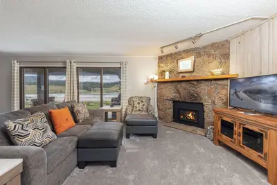 Image de Vues directes sur le lac, condo moderne sur le lac Dillon, à quelques minutes de Keystone, sur la ligne de bus