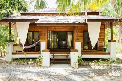 Image de Villa Samsara; cette villa est située dans un jardin tropical.
