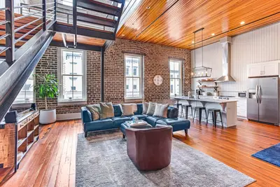 Image de Grand loft à deux étages donnant sur Broughton Street par Lucky Savannah