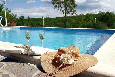 Image de Villa avec piscine dans quartier calme