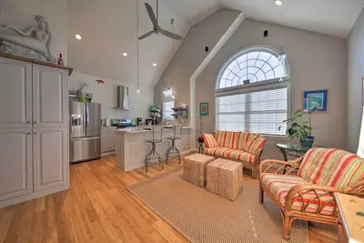 Image de Nouveau! Airy Seaside Cottage w / Pier, 3 Mi à la plage!