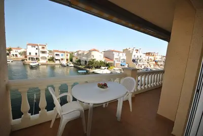 Image de 321-Bel appartement avec parking privé et vue sur la marina, à proximité du centre et de la plage.
