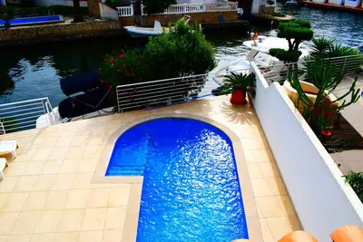 306-Magnifique maison moderne avec piscine et amarre privée