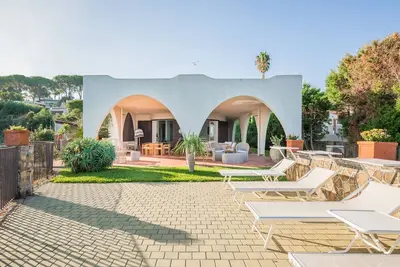 Image de Punta Moresca, villa en bord de mer avec piscine privée d'eau de mer.