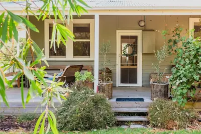 Image de Kia-Ora Cottage - Jardin ombragé avec un espace pour les enfants à jouer