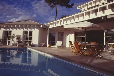 Image de Superbe villa en bois contemporaine avec piscine, entre bassin et océan
