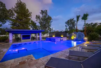 Image de Magnifiquement rénové maison de 7 chambres dans le centre de Scottsdale. Piscine incroyable! !