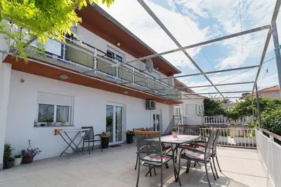 Image de Appartement de deux chambres avec la terrasse et la vue sur le mer Rab (A-17684-a)