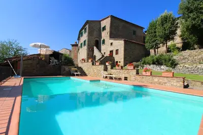 Image de Ancien manoir en pierre dans une position extrêmement panoramique surplombant le Val di Chio. Piscin