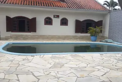 Image de Maison avec piscine et barbecue