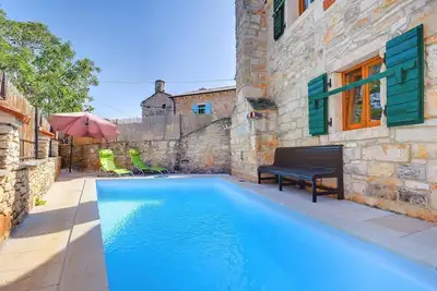 Image de Maison en pierre avec piscine privée et grande
