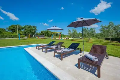 Image de Fantastique villa avec piscine privée et aire de jeux pour enfants