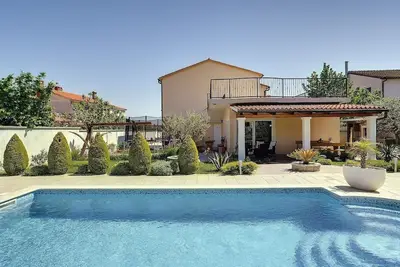 Image de Villa de luxe avec piscine privée près de la plage de sable