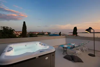 Image de Penthouse exclusif avec jacuzzi, vue sur la mer