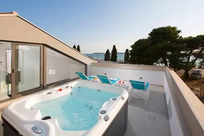 Image de Penthouse de luxe à 60 mètres de la plage avec jacuzzi