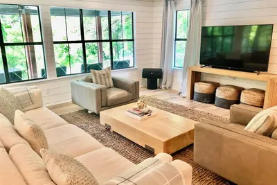 Image de 2 Masters, 2 Living rooms, w/Paddleboards. Serene Waters.