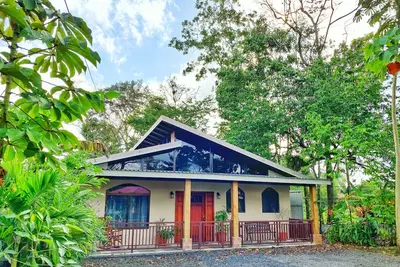 Image de 20 minutes de La Fortuna, maison familiale avec belle véranda pour l'observation des oiseaux