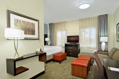 Image de Studio près de Houston Medical Center | Piscine extérieure + centre de remise en forme ouvert 24h / 24