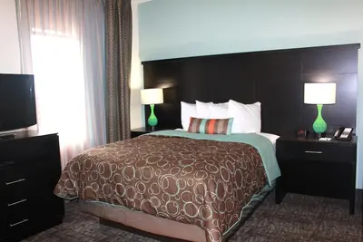 Image de Petit-déjeuner buffet gratuit + piscine extérieure + bain à remous | Suite Moderne