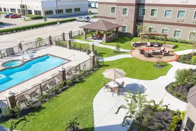 Image de Suite Moderne | Centre de fitness + piscine extérieure + bain à remous