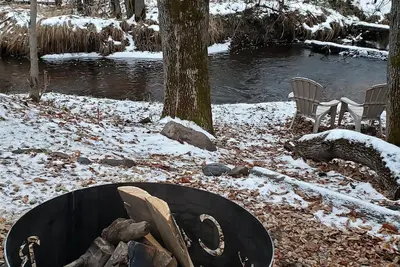 Image de Cabine confortable sur la rive de Bear Creek avec un bain à remous pour se détendre!