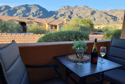 Image de Nouveau sur le marché! Condo rénové avec de nouveaux meubles et meubles!