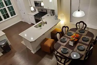 Image de Maison de ville de luxe flambant neuve dans un emplacement privilégié à Ballantyne - Réservez maintenant! !