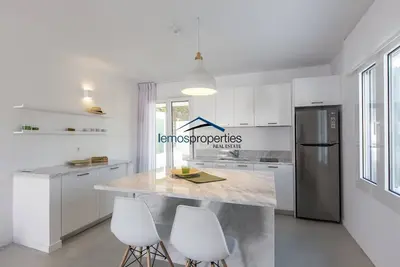 Image de Appartement moderne avec vue mer et piscine