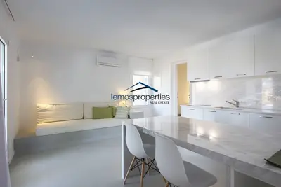 Image de Appartement minimal avec piscine et vue mer